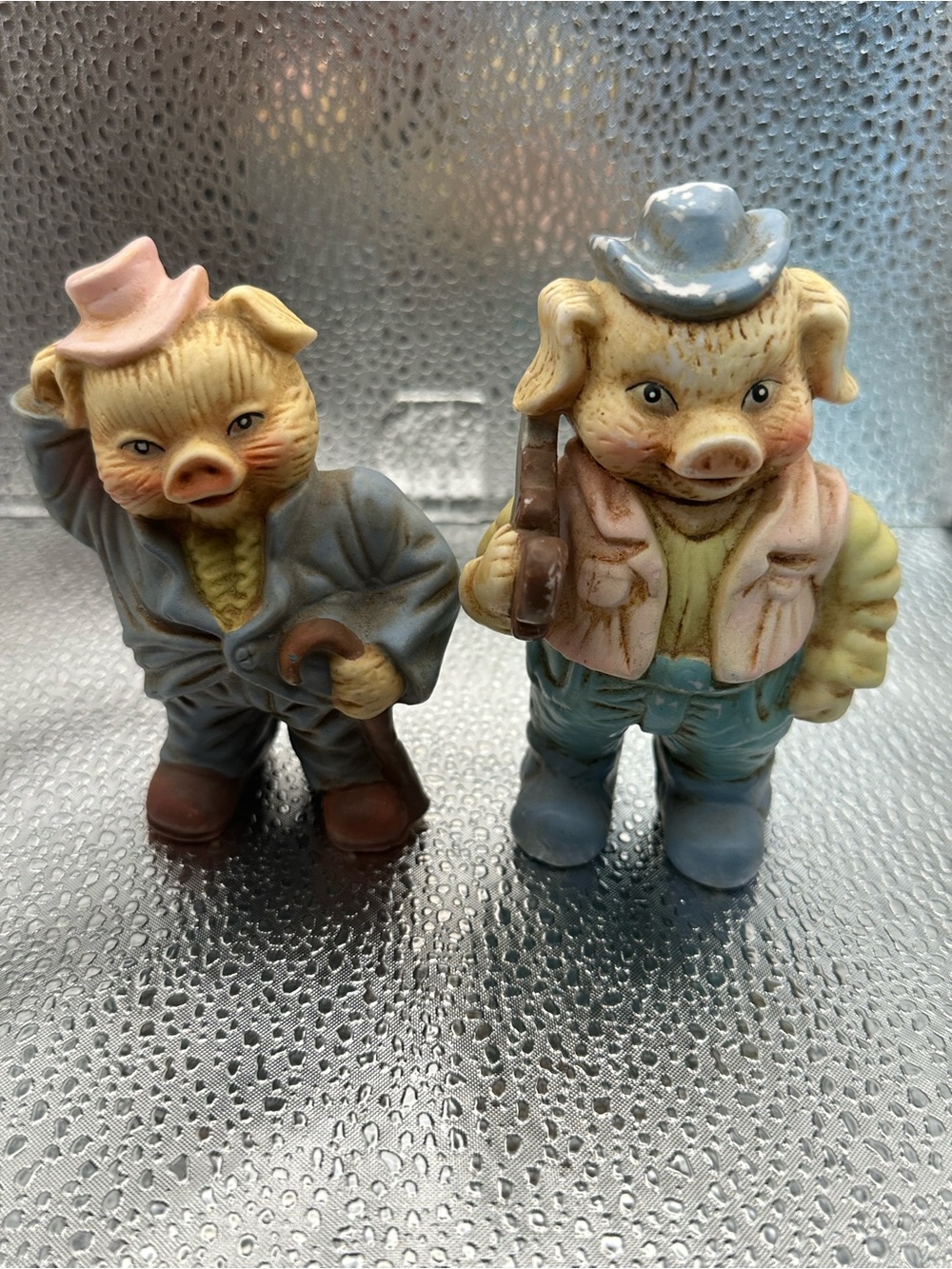 C10 Ceramic Pig Figurine Set - Blue and Pink Decorative Farm Animal Statues